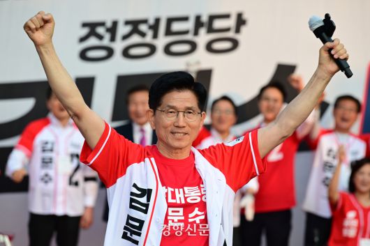 김문수 국민의힘 대선 후보가 지난 26일 서울 도봉구 방학사거리에서 열린 노원·도봉·강북 집중유세에  지지자들에게 두 팔 벌려 인사하고 있다. 한수빈 기자