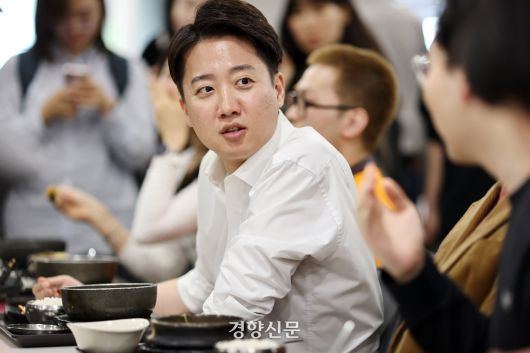 이준석 개혁신당 대선 후보가 지난 12일 연세대 서울캠퍼스 학생회관에서 학생들과 점심을 먹고 있다. 사진공동취재단