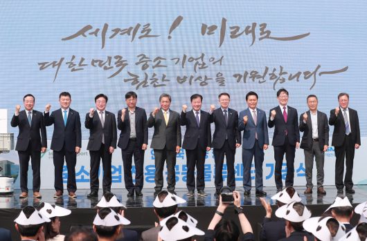 27일 인천공항 제2공항물류단지에서 이학재 인천국제공항공사 사장(왼쪽에서 다섯번째) 등이 참석한 가운데 ‘인천공항 중소기업 전용 공동물류센터 건설사업 기공식’이 열리고 있다. 인천국제공항공사 제공