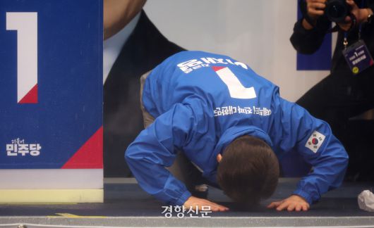 이재명 더불어민주당 대선후보가 지난 15일 전남 순천시 연향동 패션의 거리에서 열린 선거 유세에서 연설을 마치고 순천 시민들에게 큰절을 올리고 있다. 박민규 선임기자