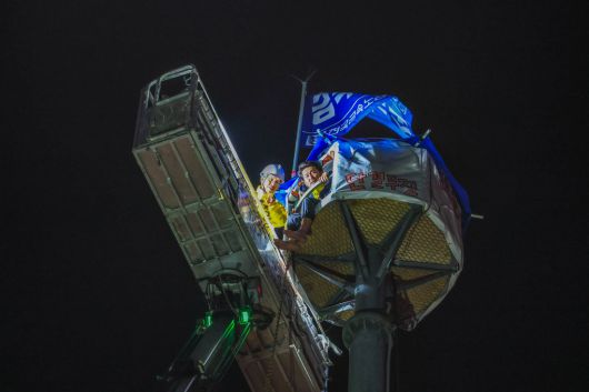 권영국 민주노동당 대선 후보는 제21대 대통령 선거 공식 선거운동 첫날인 지난 12일 자정부터 오전 1시30분까지 고공농성장을 방문했다. 민주노동당 제공