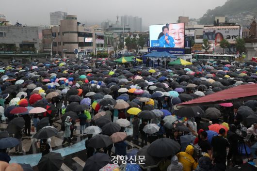 더불어민주당 이재명 대통령 후보가 지난 15일 전남 여수시 이순신 광장을 찾아 지지를 호소하고 있는 가운데 비가 내리고 있다. 박민규 선임기자
