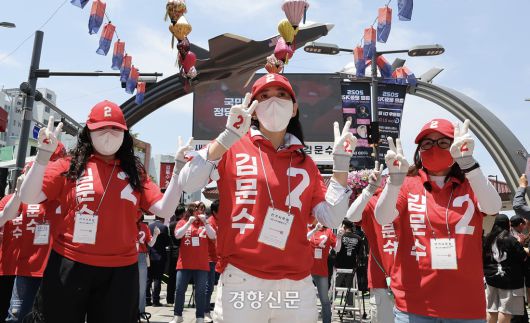 김문수 국민의힘 대선 후보 선거 운동원들이 지난 26일 경기 평택시 미군기지 앞에서 열린 유세에서 지지를 호소하며 율동하고 있다. 한수빈 기자