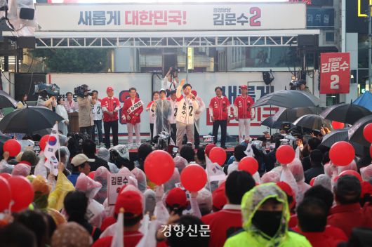 김문수 국민의힘 대선 후보가 지난 16일 대전 중구 으능정이문화의거리에서 시민들에게 지지를 호소하고 있다. 한수빈 기자