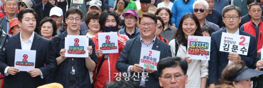 김문수 국민의힘 대선 후보가 지난 22일 경기 광명시 철산로데오거리에서 유세를 하고 있는 가운데 조원진 우리공화당 대표와 당원들이 참여하고 있다. 한수빈 기자