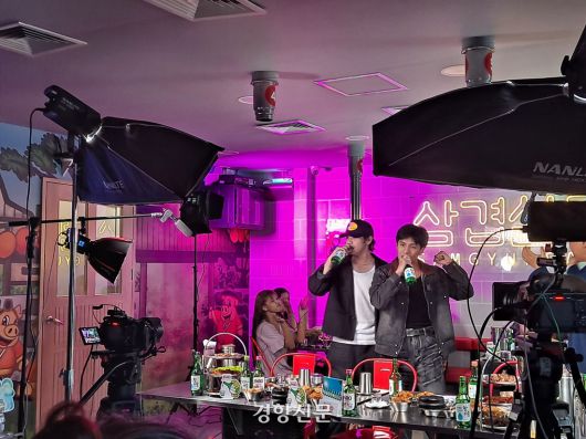 필리핀 아이돌 그룹 ‘GY’가 페이스북 실시간 방송을 통해 팬들과 진로 소주로 소통하고 있다. 정유미 기자