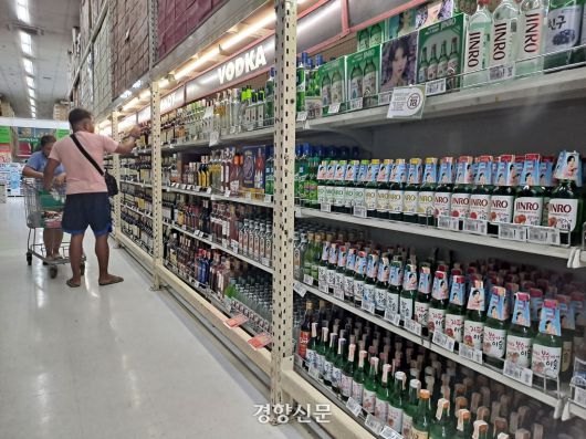 지난 19일 필리핀 수도 마닐라에 위치한 코스트코(Costco) 스타일의 회원제 창고형 할인 매장 S&R에 소주 진로가 가득 진열돼 있다. 정유미 기자