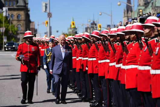 찰스 3세 영국 국왕이 27일(현지시간) 캐나다 오타와의 상원 의사당 건물에서 의장대를 사열하고 있다. AP연합뉴스