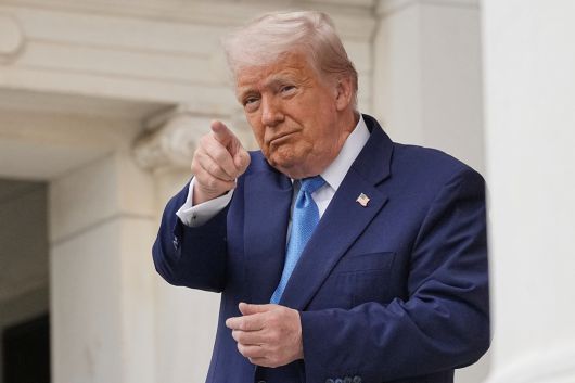 도널드 트럼프 미국 대통령이 지난 26일(현지시간) 미국 현충일 행사에 참석해 제스처를 취하고 있다. 로이터연합뉴스