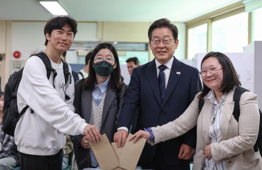 이재명 더불어민주당 대선 후보가 29일 서울 서대문구 신촌동 주민센터 투표소에서 청년들과 함께 제21대 대통령선거 사전투표를 하고 있다. 더불어민주당 제공