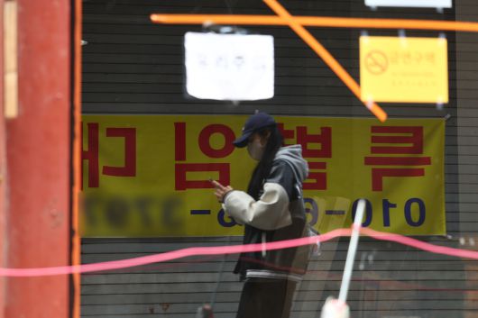 불황으로 인한 자영업자 감소세가 넉달째 이어지고 있는 가운데 지난 18일 서울 명동거리 한 공실 상가의 모습. 연합뉴스