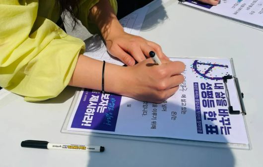 한국여성단체연합 등 여성단체들이 지난 13일 서울 서대문구 신촌에서 ‘성평등 한표’ 캠페인을 진행하고 있다. 한국여성단체연합 제공