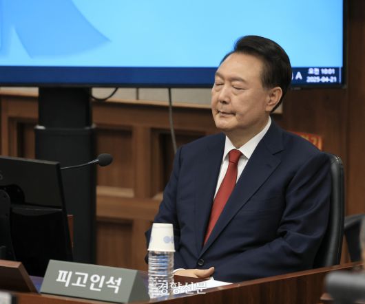 윤석열 전 대통령이 지난 21일 서초동 서울중앙지법에서 열린 내란 우두머리 혐의에 대한 두 번째 정식 재판에 출석하고 있다. 이준헌 기자