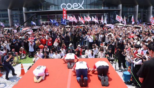 서울 코엑스 앞에서 김문수 국민의힘 대선 후보가 1일 서울 강남구 코엑스 앞에서 큰절하며 지지를 호소하고 있다. 성동훈 기자