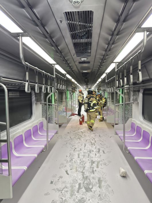 멀쩡한 객차 내부…쓰레기만 탔다 서울 영등포소방서 소방관들이 지난달 31일 운행 도중 한 승객이 방화해 화재가 발생했던 서울지하철 5호선 열차 내부를 살펴보고 있다. 연합뉴스