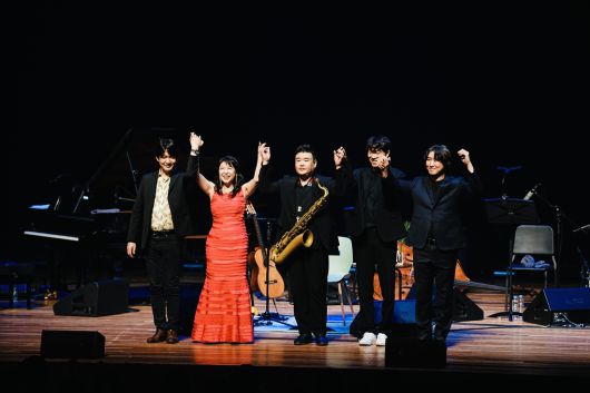 리사 오노와 연주자들이 31일 서울 마포아트센터에서 열린  단독 콘서트 보사노바 브리즈에서  관객들에게 인사하고 있다. 플러스히치 제공