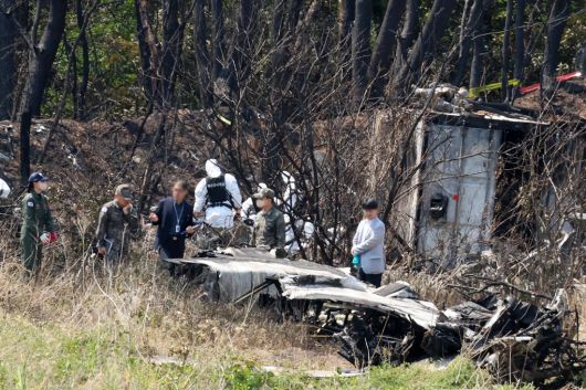 지난 31일 경북 포항시 남구 동해면 해군 초계기 추락사고 현장에서 군 관계자들이 사고 원인을 조사하고 있다. 연합뉴스