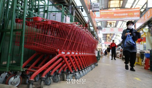 서울 서대문구 영천시장에서 시민들이 장을 보고 있다. 김창길 기자