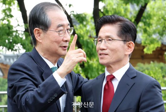 김문수 국민의힘 대선 후보(오른쪽)와 한덕수 전 총리가 지난달 8일 국회 사랑재앞 카페에서 후보 단일화 관련 면담을 하고 있다.  박민규 선임기자