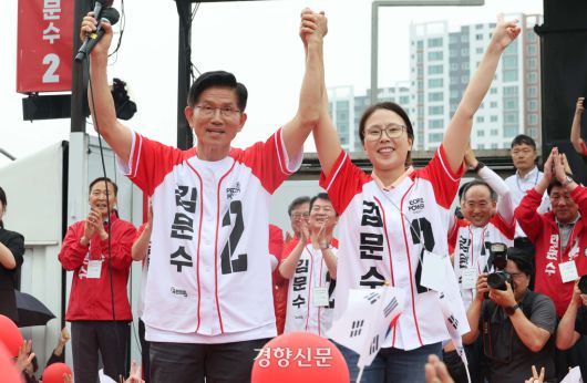 김문수 국민의힘 대선 후보와 딸 김동주씨가 2일 동대구역 광장에서 열린 유세에서 지지를 호소하고 있다. 한수빈 기자