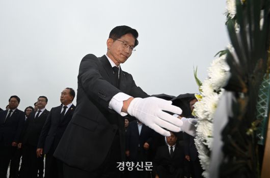 김문수 국민의힘 대선후보가 2일 오전 제주4·3평화공원을 찾아 참배하고 있다. 한수빈 기자