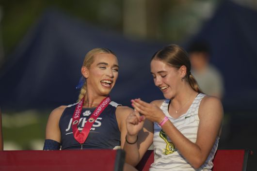 미국 트랜스젠더 고교 육상선수인 AB  에르난데스(왼쪽)가 지난달 31일(현지시간) 열린 고교 육상대회에서 높이뛰기 공동우승을 차지한 질렌 웨틀랜드 선수와 함께 웃으며 대화를 나누고 있다. AP연합뉴스