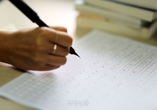 최근 2030세대 사이에선 글쓰는 것을 멋지다고 여기는 ‘라이팅힙’이 유행하고 있다. 사진은 만년필로 원고지에 글을 쓰는 모습. 강윤중 기자