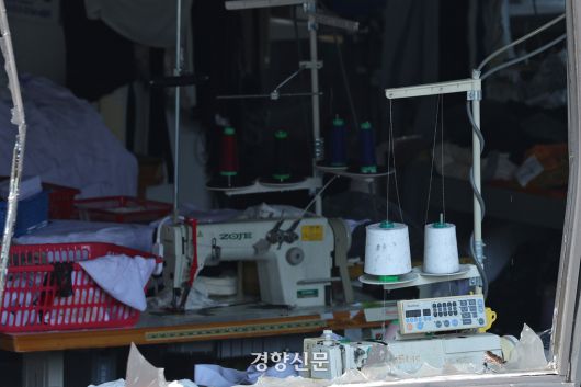 3일 화재가 발생한 서울 중구 신당동의 한 봉제공장 내부에 재봉틀과 실이 놓여있다. 이번 화재로 1명이 사망했다. 정효진 기자
