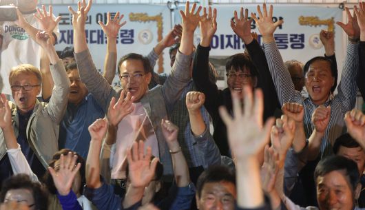 더불어민주당 이재명 대선 후보의 고향인 경북 안동시 예안면 도촌리의 경로당 창고에서 3일 마을 주민들이 제21대 대통령 선거 출구조사 결과를 확인하고 환호하고 있다. 연합뉴스