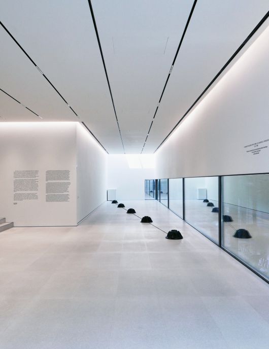 서울 종로구 푸투라서울에 전시된 안소니 맥콜의 ‘트래블링 웨이브’. 푸투라서울 제공