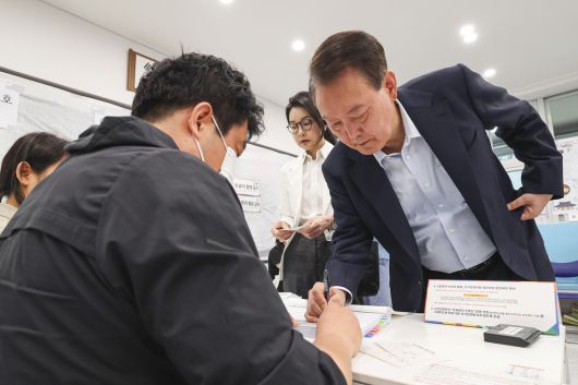 윤석열 전 대통령이 제21대 대통령 선거일인 3일 서울 서초구 원명초등학교에 마련된 서초4동제3투표소에서 투표하기에 앞서 본인 확인을 하고 있다. 연합뉴스