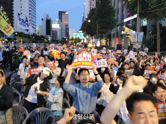 촛불행동 등이 주최한 개표방송 집회 참가자들이 3일 서울 중구 청계광장에서 개표방송을 지켜보고 있다. 김태욱 기자