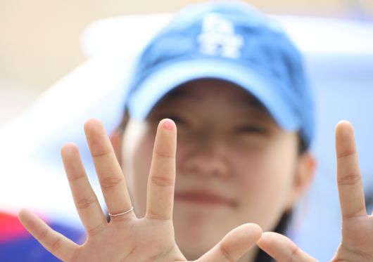 3일 오전 충북 청주 사창동의 한 아파트 단지 내 마련된 투표소에서 한 유권자가 투표 후 기념사진을 찍고 있다. 연합뉴스