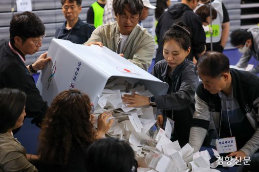 3일 서울 서대문구 명지전문대 체육관에서 제21대 대통령 선거 개표가 진행되고 있다. 이준헌 기자