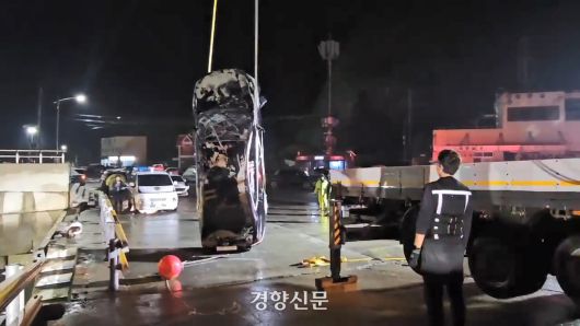 지난 2일 오후 전남 진도항에서 A씨가 바다로 돌진시킨 승용차가 인양되고 있다. 당시 승용차에 타고 있던 10대 2명과 여성은 안전벤트를 하고 있었던 것으로 확인됐다. 목포해경 제공.