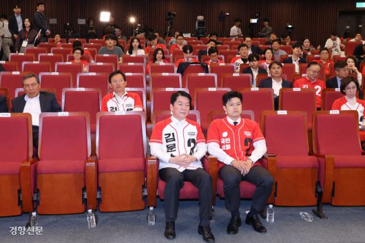 썰렁 김용태 국민의힘 비상대책위원장(앞줄 오른쪽)과 안철수 공동선대위원장이 3일 국회도서관에 마련된 개표상황실에서 방송사 출구조사 발표 뒤 당 관계자들이 빠져나간 자리를 지키고 있다. 한수빈 기자