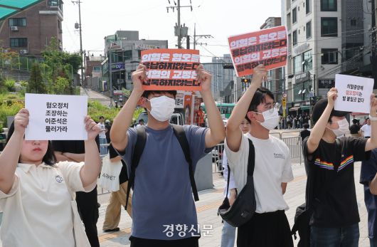 이준석 전 개혁신당 대선 후보가 서울 동작구 중앙대학교에서 유세를 했던 지난달 30일 일부 학생들이 이 전 후보의 ‘여성 신체 관련 TV토론 발언’을 규탄하며 팻말을 들고 있다. 정지윤 선임기자