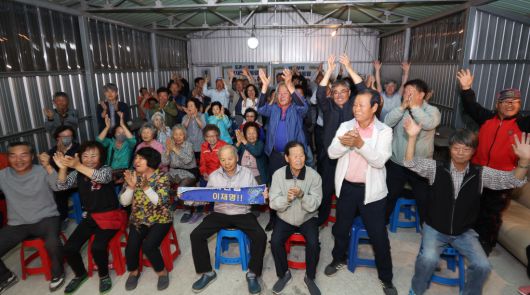 경북 안동시 예안면 도촌리 주민들이 3일 오후 8시 이재명 더불어민주당 대선 후보의 당선이 유력하다는 출구조사 결과를 보며 환호하고 있다. 연합뉴스