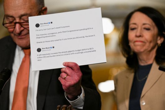 척 슈머 미국 상원 민주당 원내대표가 3일(현지시간) 워싱턴 연방의회 의사당에서 일론 머스크가 엑스에 올린 감세법안 비판 글을 들어보이고 있다. 로이터연합뉴스