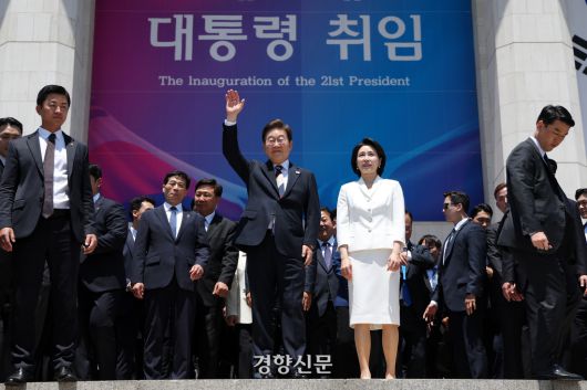 이재명 대통령 부부가 4일 오전 서울 여의도 국회 로텐더홀에서 대통령 취임 선서를 마치고 나와 잔디광장에 모인 시민들을 향해 인사하고 있다. 박민규 선임기자