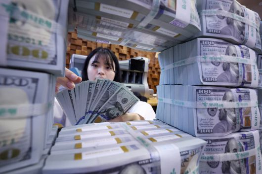 외환 보유액, 두 달 연속 감소  5일 서울 중구 하나은행 위변조센터에서 한 직원이 미 달러를 정리하고 있다. 연합뉴스