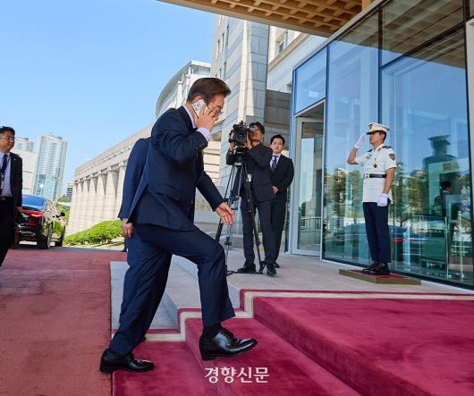 이재명 대통령이 5일 오전 서울 용산구 대통령실로 출근하고 있다. 대통령실 제공