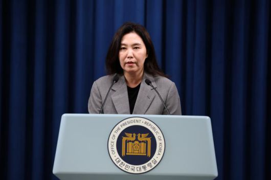 강유정 대통령실 대변인이 5일 서울 용산 대통령실청사 브리핑룸에서 이재명 대통령의 이완규 함상훈 헌뱁재판관의 지명을 철회 소식을 전하고 있다. 2025.6.5. 대통령실사진기자단