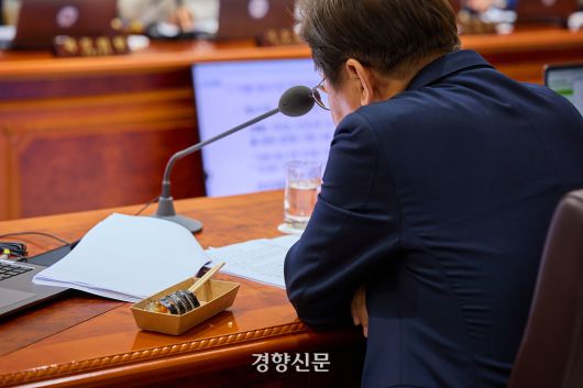 이재명 대통령이 5일 서울 용산 대통령실청사 국무회의실에서 김밥을 먹으며 국무회의를 하고 있다. 대통령실 제공