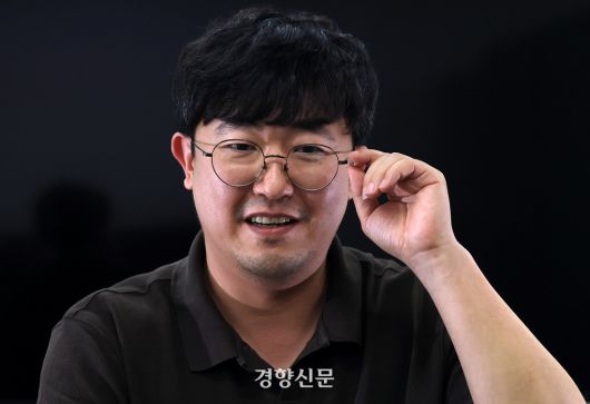 이병진 팡스카이 대표가 지난 4일 서울 구로구 사무실에서 애플과 구글 본사를 상대로 인앱 결제 수수료를 돌려달라고 제기한 소송과 관련해 인터뷰하고 있다. 서성일 선임기자