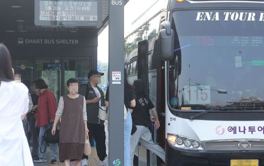 경남 창원지역 시내버스가 파업에 돌입한 지난 5월 28일 오전 창원 성산구 시민생활체육관 정류장에서 시민이 시에서 마련한 대체버스에 탑승하고 있다. 연합뉴스.