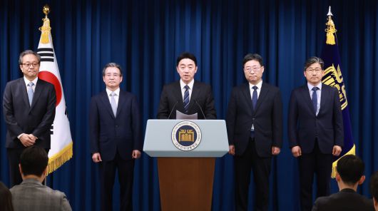 강훈식 대통령비서실장(가운데)이 6일 용산 대통령실에서 대통령실 수석비서관 인선을 발표하고 있다. 왼쪽부터 문진영 사회수석비서관, 김용범 정책실장, 강 비서실장, 하준경 경제성장수석, 류덕현 재정기획보좌관. 연합뉴스