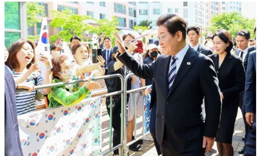 이재명 대통령이 지난 4일 인천 계양구 사저를 출발하며 주민, 지지자와 인사하고 있다. 연합뉴스