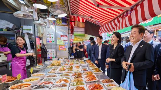이재명 대통령과 부인 김혜경 여사가 6일 서울 사당동 남성사계시장을 방문해 상인과 대화를 나누고 있다. 대통령실 제공.