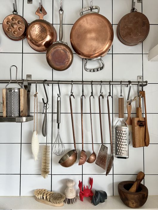 10년 전 인테리어 공사를 할 당시부터 동컬렉션을 걸고 사용할 목적으로 벽을 꾸민 부엌. 이국적인 정취가 가득하다. 박민지씨 제공